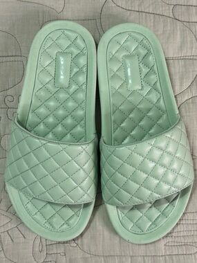 APL Lusso Leathet Slide Peppermint Quilted Comfort Sandals NWT Size 6